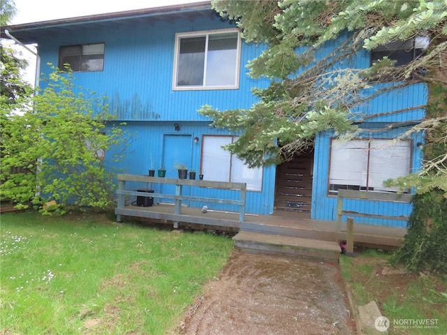 view of front of home with a front lawn