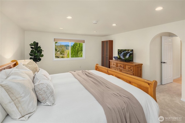 9115 SE 72nd Pl, Mercer Island, WA 98040 - bedroom featuring light carpet, arched walkways, and recessed lighting