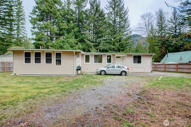 8095 Mosey Ct, Maple Falls, WA 98266 - view of front of property with a front lawn and fence
