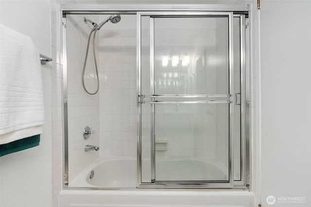bathroom with combined bath / shower with glass door