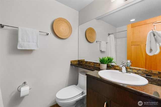 full bath featuring toilet, curtained shower, and vanity