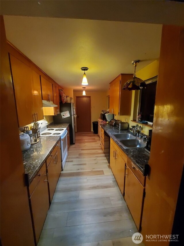 4709 SE 26th Ave, Lacey, WA 98503 - kitchen featuring white electric range, a sink, dark countertops, light wood finished floors, and under cabinet range hood