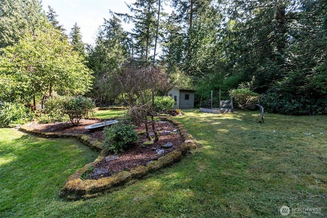 view of yard featuring an outdoor structure and a shed