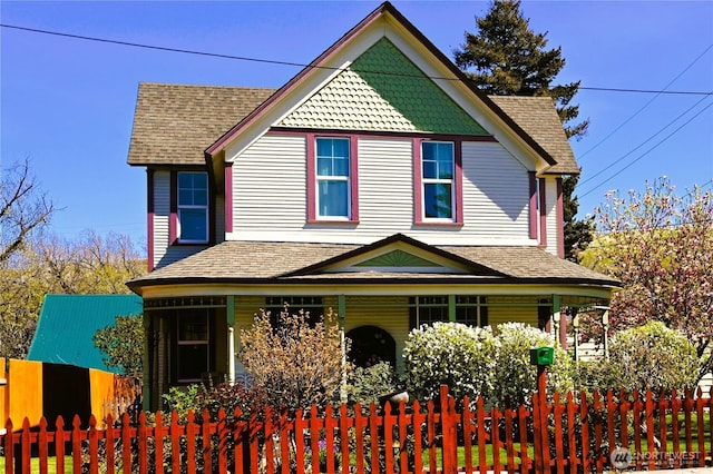 1321 Chestnut St, Milton-Freewater, OR 97862 - view of front of house featuring covered porch, a fenced front yard, and a shingled roof