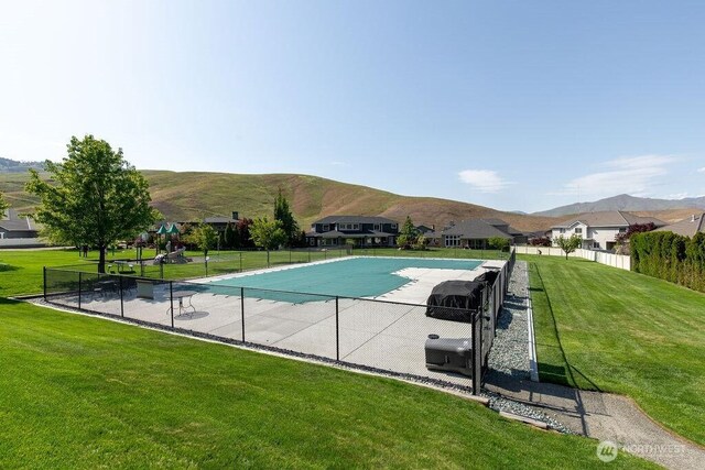2021 Broadhurst Pl, Wenatchee, WA 98801 - view of swimming pool featuring a mountain view and a residential view