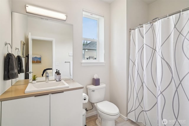 full bath with toilet, vanity, baseboards, and a shower with shower curtain