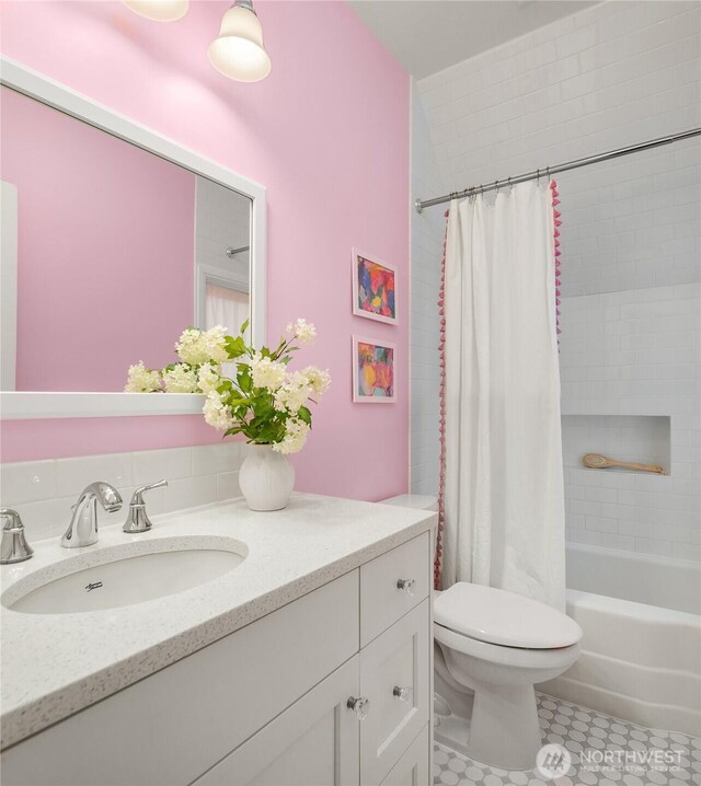 1919 Shenandoah Dr E, Seattle, WA 98112 - full bath featuring toilet, vanity, shower / bath combination with curtain, and tile patterned floors