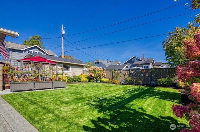 1305 10th St, Everett, WA 98201 - view of yard with a residential view