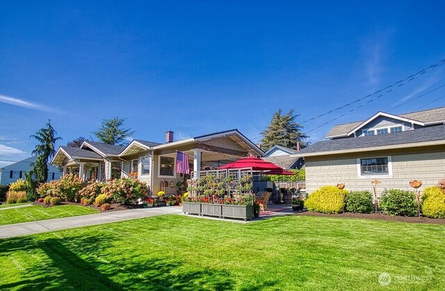 1305 10th St, Everett, WA 98201 - back of property featuring a lawn