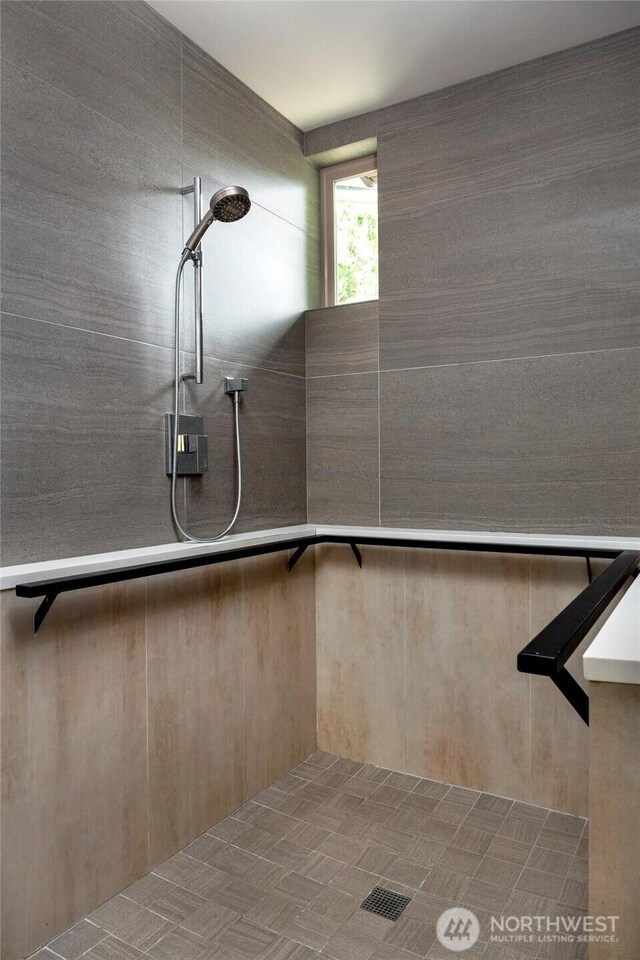 11116 SE 4th St, Bellevue, WA 98004 - bathroom featuring tiled shower