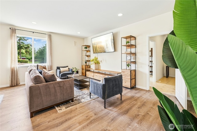 living area featuring light wood-style floors, baseboards, and recessed lighting