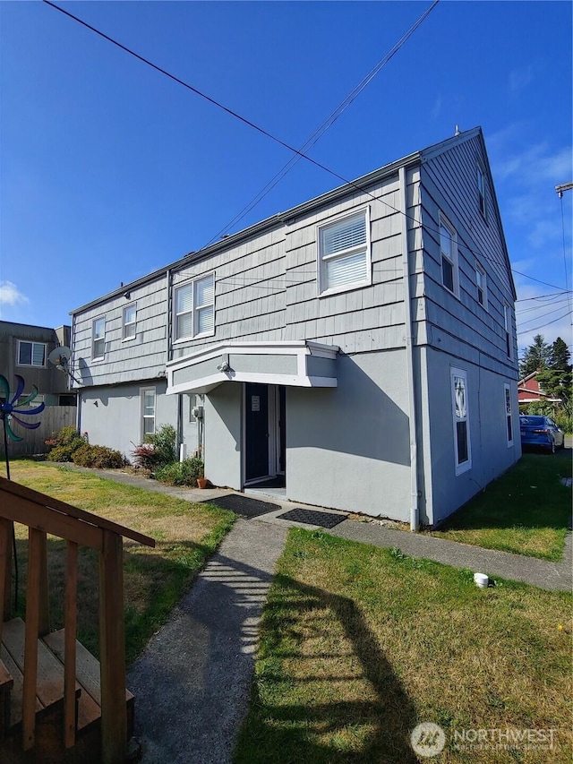 1700 California Ave S, Long Beach, WA 98631 - view of front of house with stucco siding and a front lawn