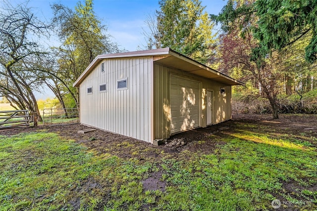 view of outdoor structure with fence and an outdoor structure