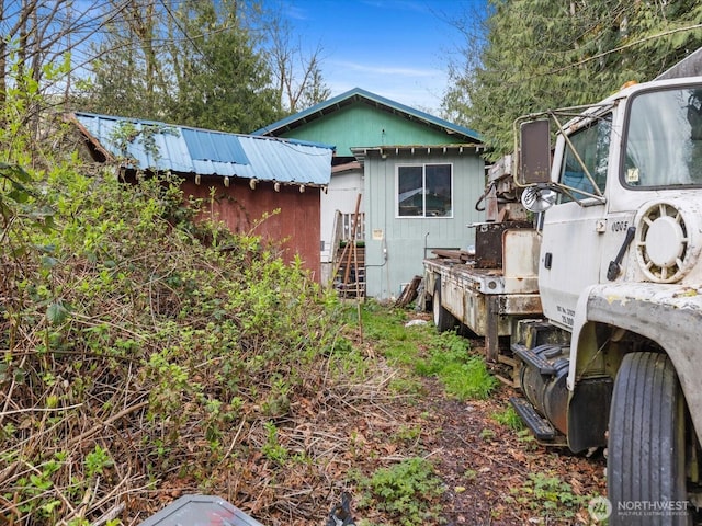view of side of property with an outdoor structure