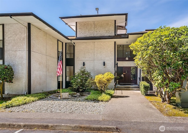 view of exterior entry featuring stucco siding