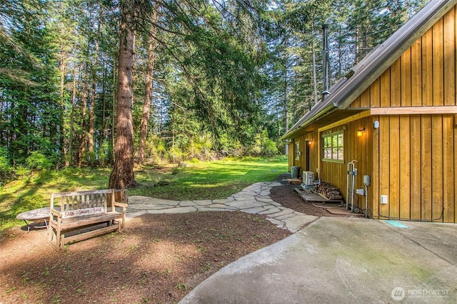 view of yard featuring a patio