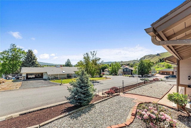 view of yard with a mountain view