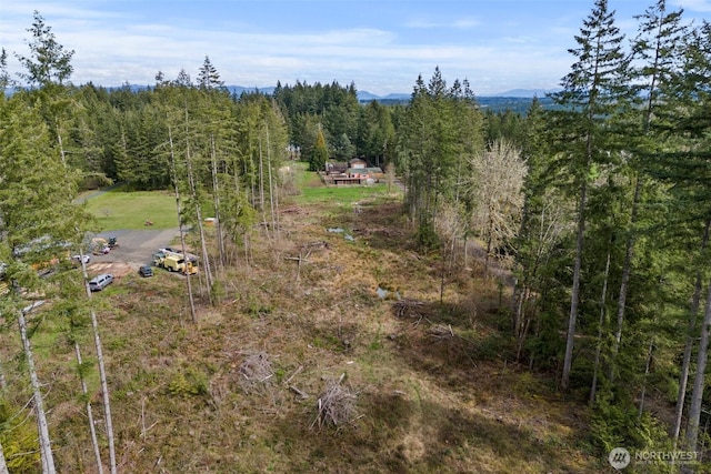 birds eye view of property featuring a forest view