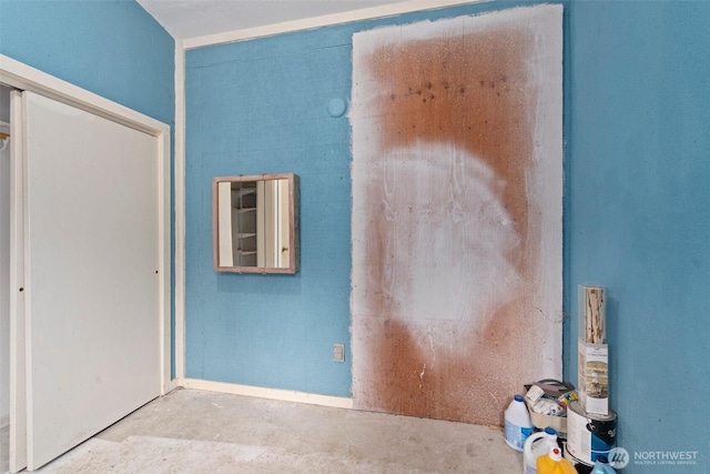 spare room featuring concrete floors