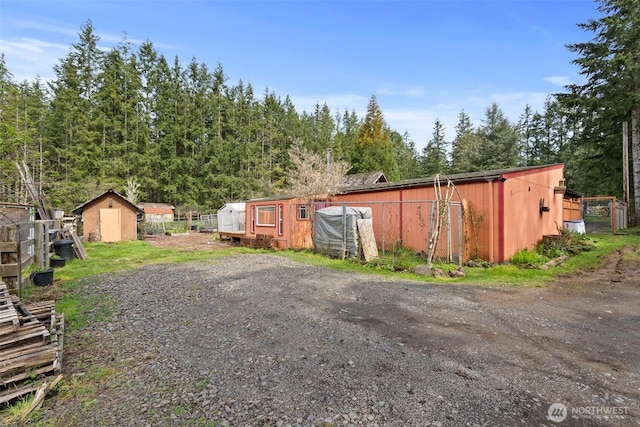 view of yard with an outbuilding