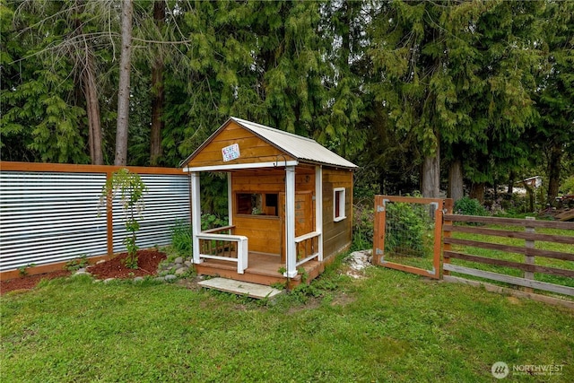 view of outdoor structure featuring fence and an outbuilding