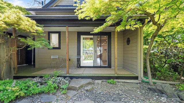 entrance to property with fence and covered porch