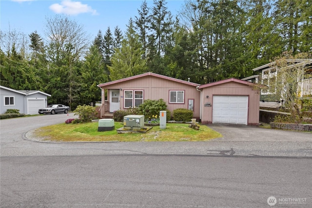view of front of house with a front lawn, a garage, and driveway