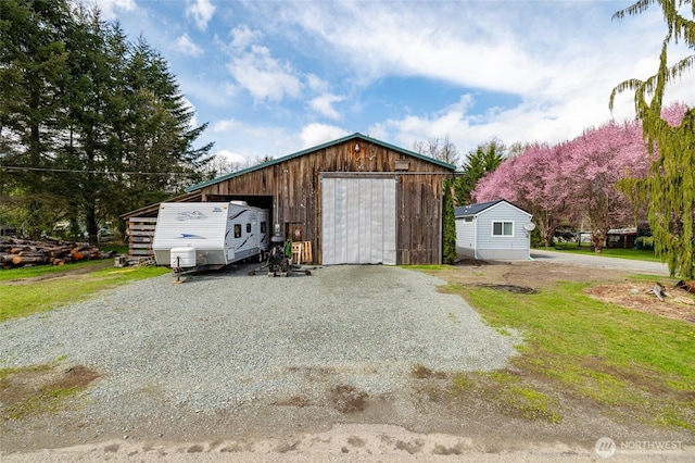 view of pole building featuring gravel driveway