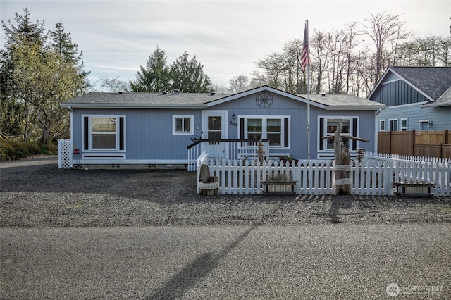 view of front facade featuring a fenced front yard