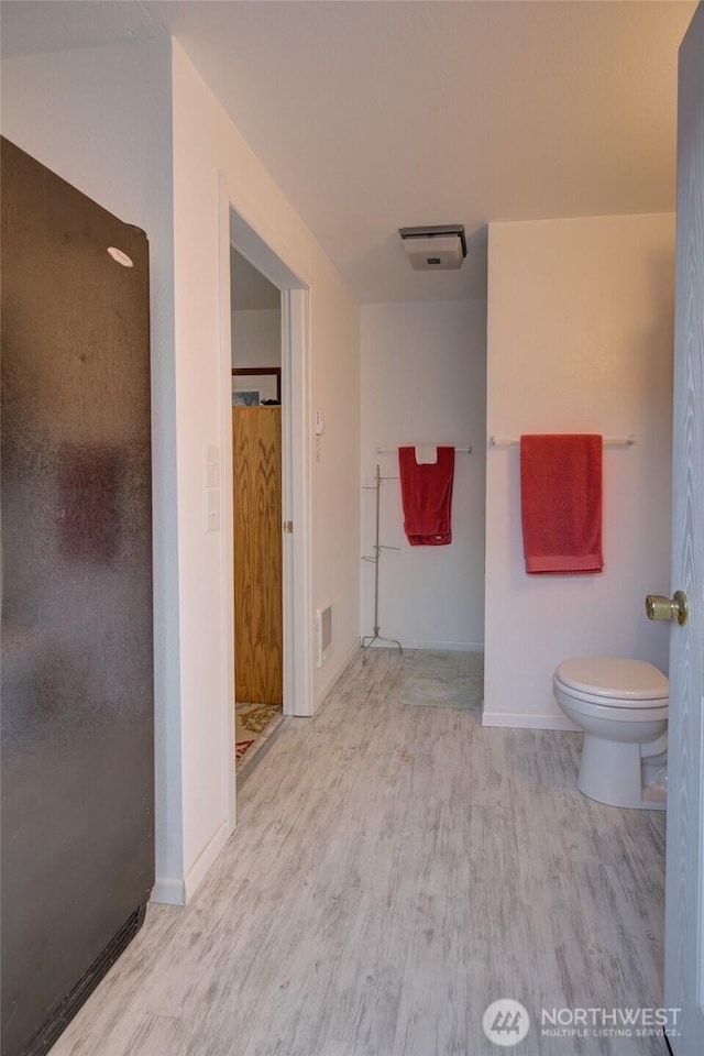 full bath featuring visible vents, toilet, wood finished floors, and baseboards