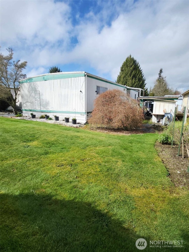 view of side of property featuring a lawn
