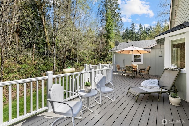 deck with outdoor dining space