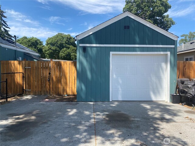 105 E 13th Ave, Kennewick, WA 99337 - detached garage featuring driveway