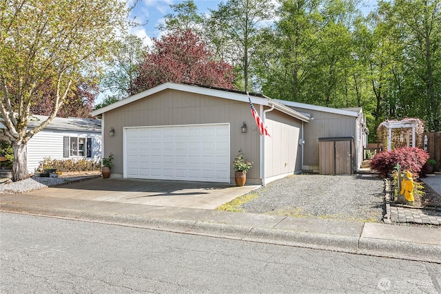 view of front of property with driveway