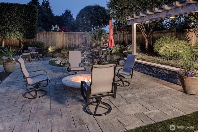 5829 112th Pl NE, Kirkland, WA 98033 - view of patio with a fenced backyard and outdoor dining space