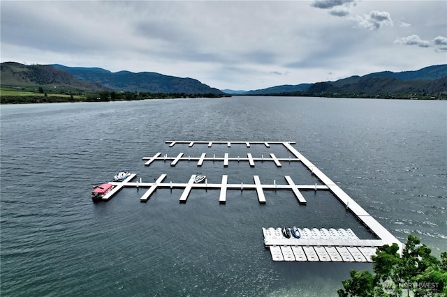 water view with a mountain view