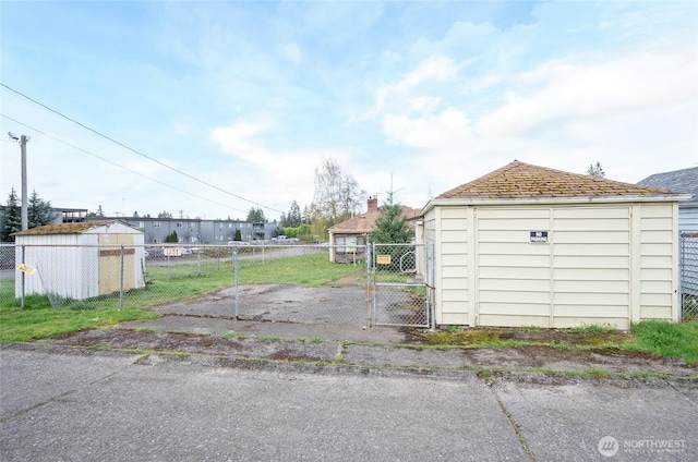 1257 S Ridgewood Ave, Tacoma, WA 98405 - garage featuring fence and a gate