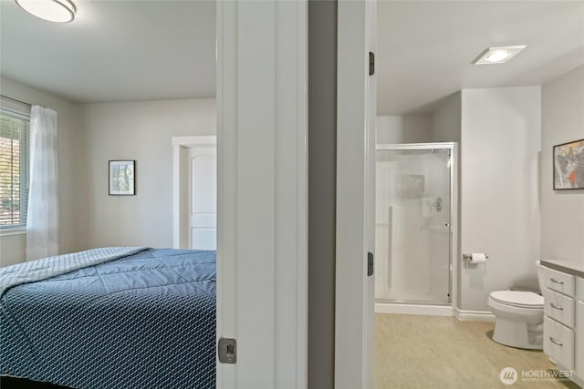 107 Springhill Dr, East Wenatchee, WA 98802 - bedroom with ensuite bathroom, baseboards, and light colored carpet