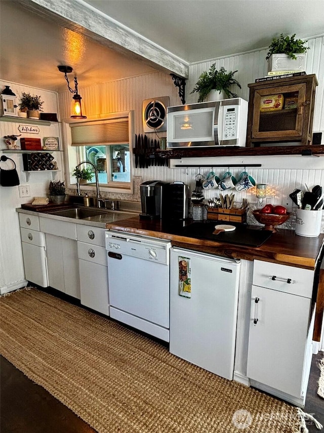 4216 N Pl, Seaview, WA 98644 - kitchen featuring dark countertops, dishwasher, a sink, and fridge