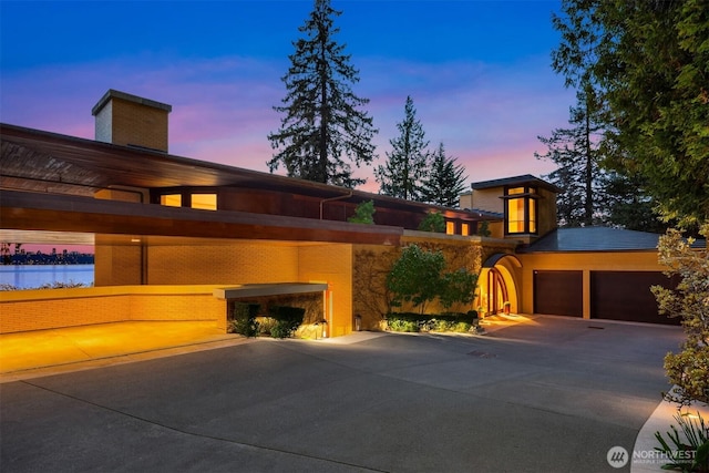 view of front of property featuring driveway