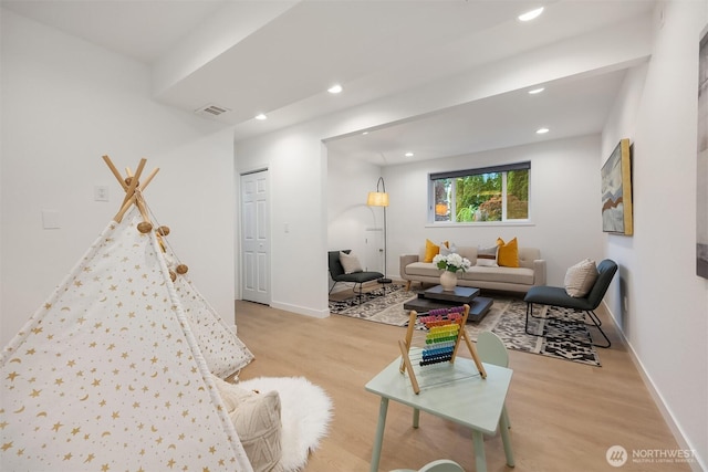 living area featuring wood finished floors, recessed lighting, and baseboards