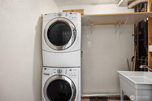 washroom featuring estacked washer and dryer