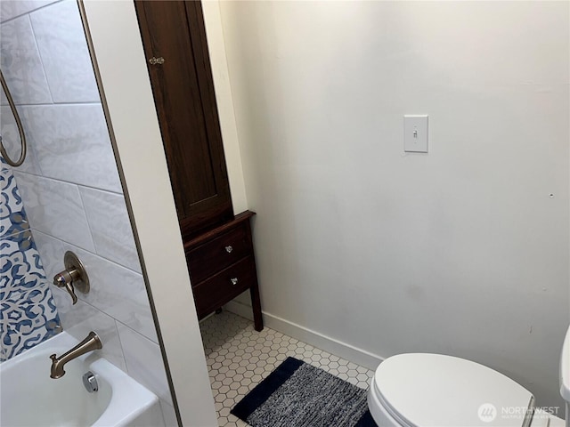1401 264th Pl, Ocean Park, WA 98640 - bathroom featuring baseboards, toilet, and shower / tub combination