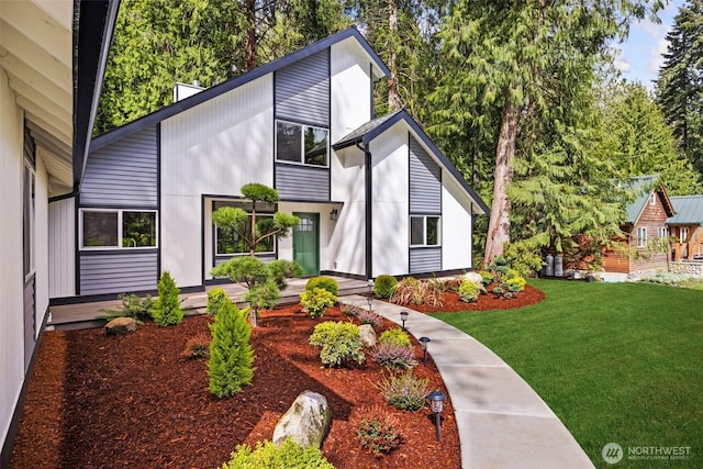 11785 Penny Pl NE, Bainbridge Island, WA 98110 - mid-century home featuring a front lawn