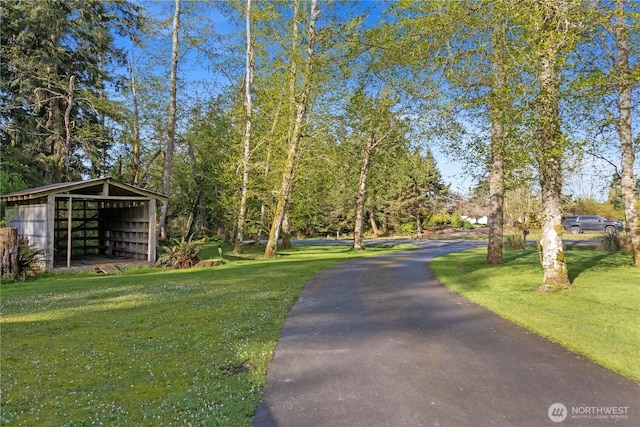 view of road featuring a pole building