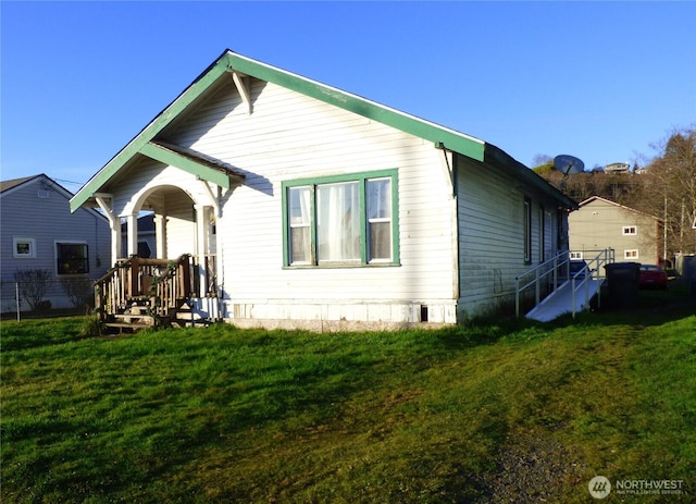 view of front facade featuring a front lawn