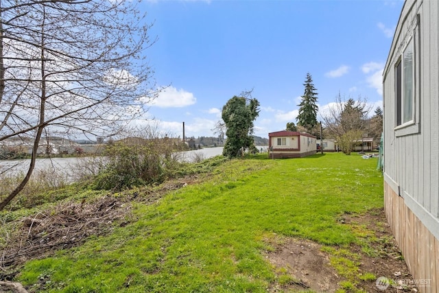 view of yard featuring a water view