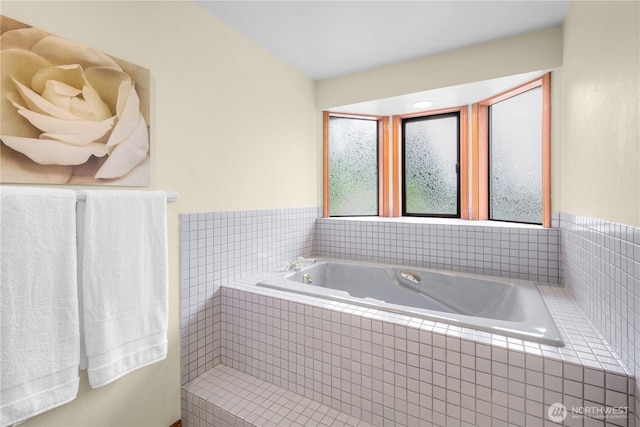 806 Alpine Dr, Everett, WA 98203 - full bath with a bath
