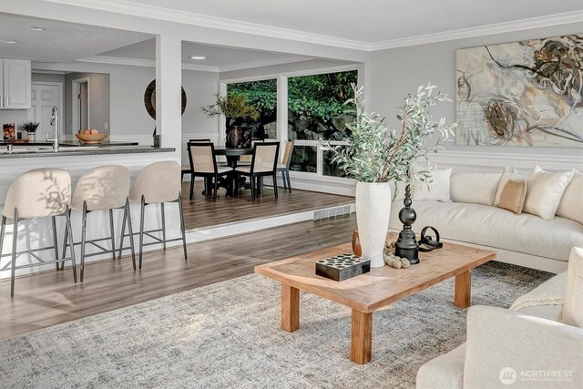 8001 Talbot Rd, Edmonds, WA 98026 - living room featuring crown molding, wood finished floors, and recessed lighting