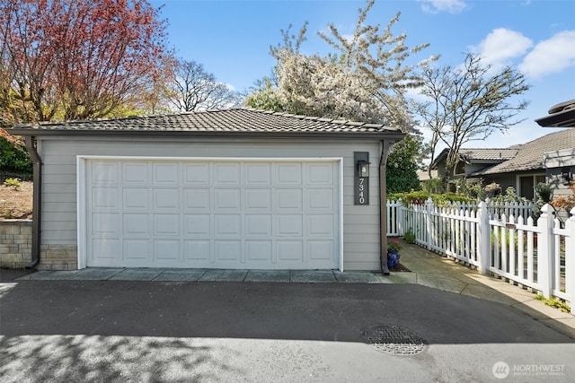 7340 Steilacoom Blvd SW, Lakewood, WA 98499 - detached garage with fence